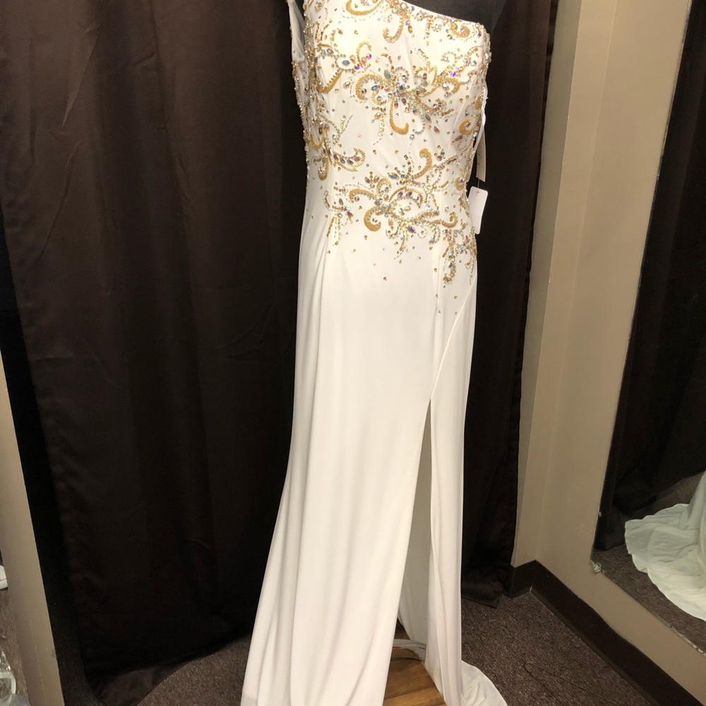 - Wow $279 One Shoulder Formal Gown White Size 6 great pageant gown or spe…